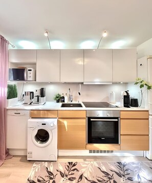 Réfrigérateur, micro-ondes, four, plaque de cuisson