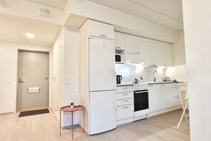 Frigorifero, microonde, forno, piano cottura