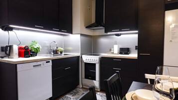 Een koelkast, een magnetron, een oven, een kookplaat