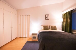1 chambre, bureau, fer et planche à repasser, lit de bébé portatif