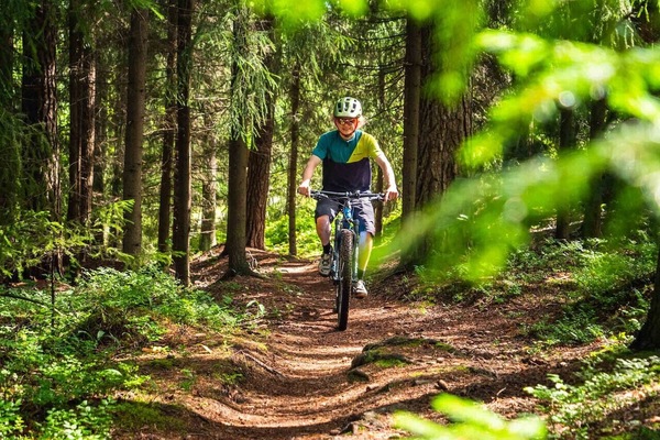 Not your average park—Central Park is a 12-minute drive away, and it`s bigger than your backyard, so go ahead, take that walk or grab your bike!