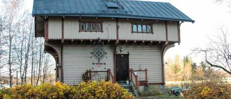 Just 18 minutes away, Seurasaari Open-Air Museum immerses you in Finnish heritage with historic buildings and peaceful surroundings. Perfect for history lovers.