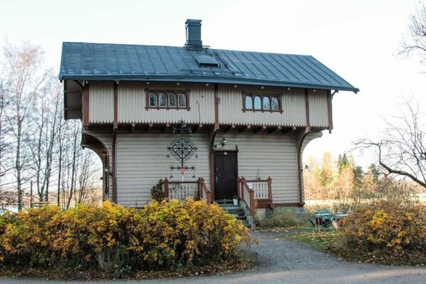 Just 18 minutes away, Seurasaari Open-Air Museum immerses you in Finnish heritage with historic buildings and peaceful surroundings. Perfect for history lovers.