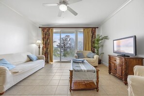 Living area - LakeFront: BlueHeron Beach Resort, Orlando Florida (Orlando)