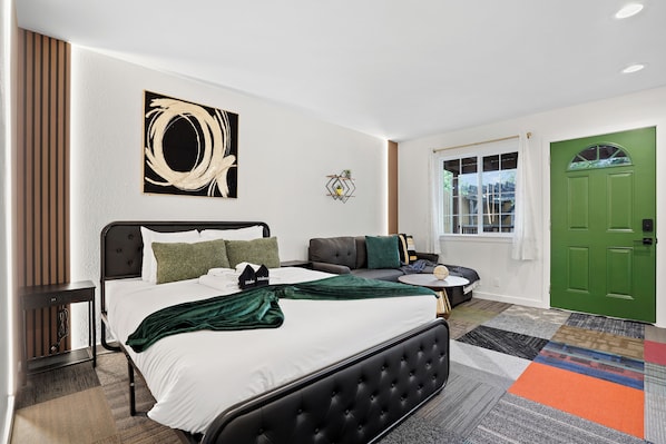 1 bedroom, iron/ironing board, free WiFi - Beachy 1BR Escape with SofaBed Golf (Pacifica)