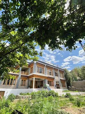 Vista frontal de la propiedad