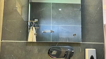 Phòng đôi Deluxe, ban công, quang cảnh núi | Phòng tắm | Đồ dùng nhà tắm miễn phí, dép đi trong nhà, xà phòng, dầu gội