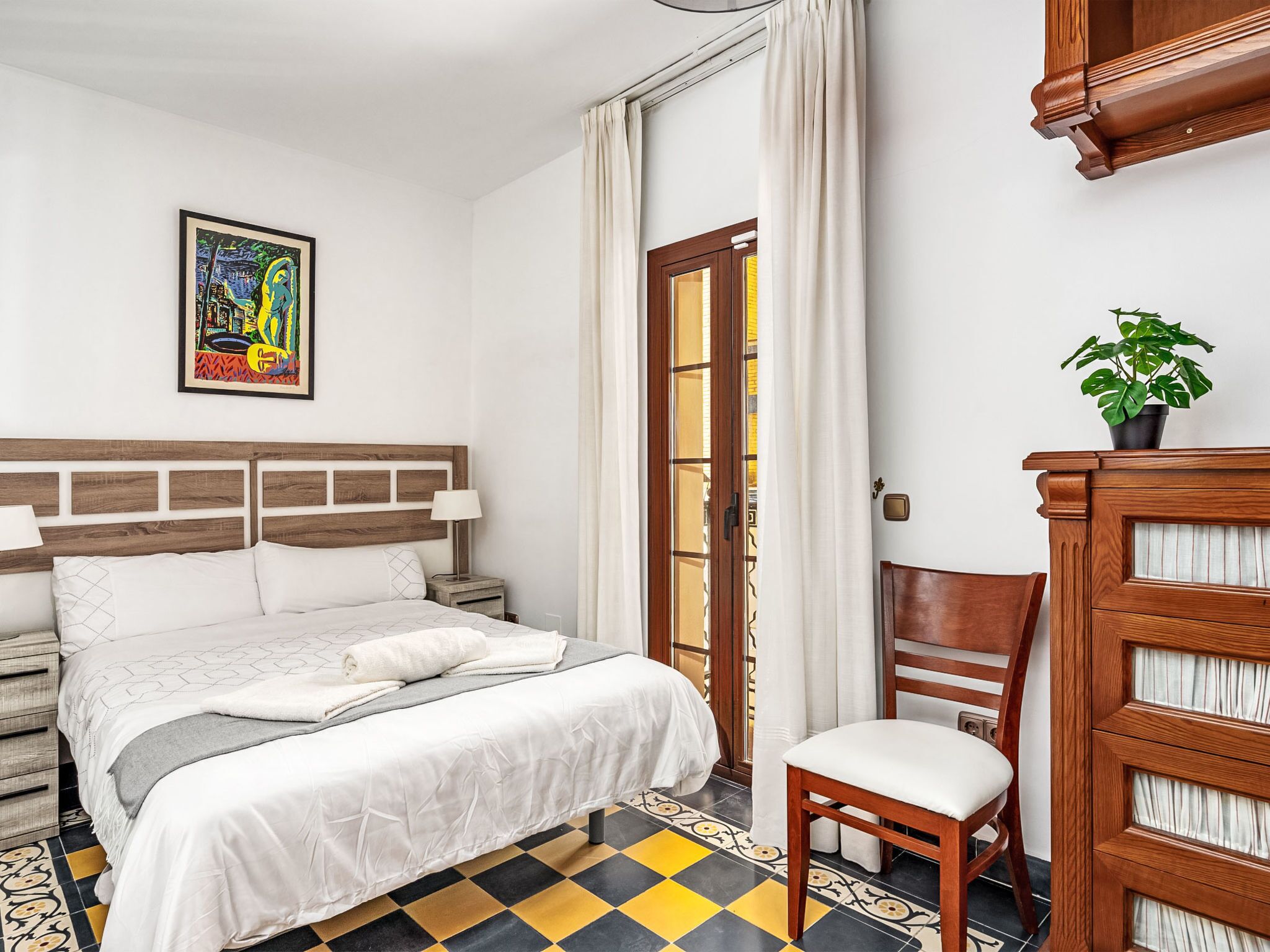 5 bedrooms, desk, Internet