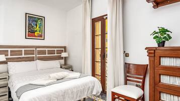 5 bedrooms, desk, Internet