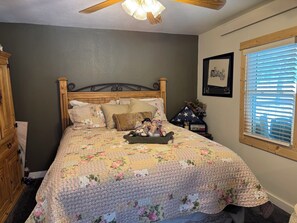 4 Schlafzimmer, Schreibtisch, Bettwäsche