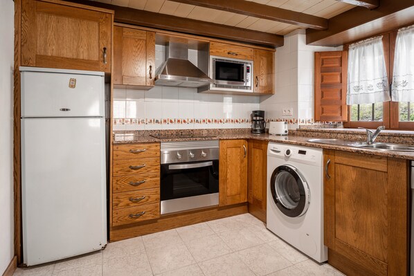Kühlschrank, Mikrowelle, Ofen, Herdplatte