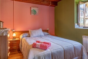 4 bedrooms, iron/ironing board, bed sheets