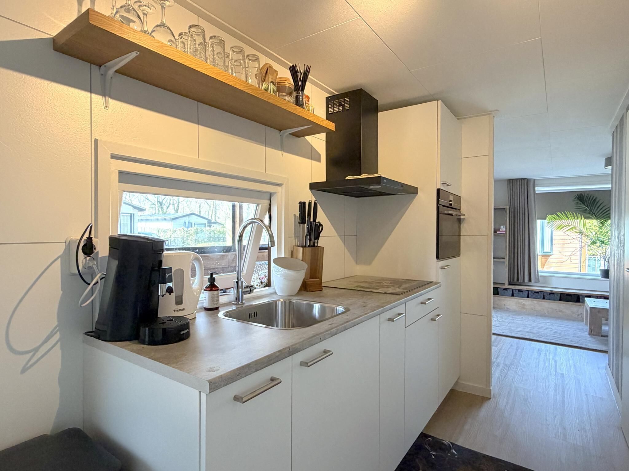 Micro-ondes, plaque de cuisson, cafetière/bouilloire