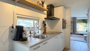 Micro-ondes, plaque de cuisson, cafetiĂšre/bouilloire