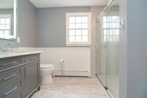 Dusche, Haartrockner, Handtücher, Seife