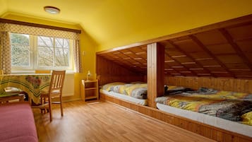 3 bedrooms, desk, internet