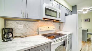 Réfrigérateur, micro-ondes, plaque de cuisson, lave-vaisselle