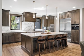 Geladeira, micro-ondas, fogão, cooktop
