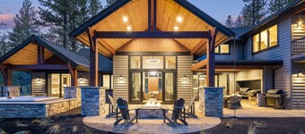 High Desert Luxury Abounds, Oversized Hot Tub, Pool Table, Sauna, BBQ, Perfection Inside and Out