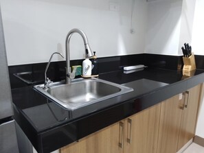 Réfrigérateur, micro-ondes, plaque de cuisson, bouilloire électrique
