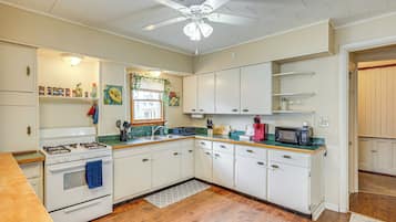 Frigorífico, microondas, placa de cocina y cafetera o tetera