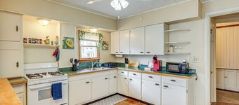 Walk to Medina Public Square: 1880 Historic Home