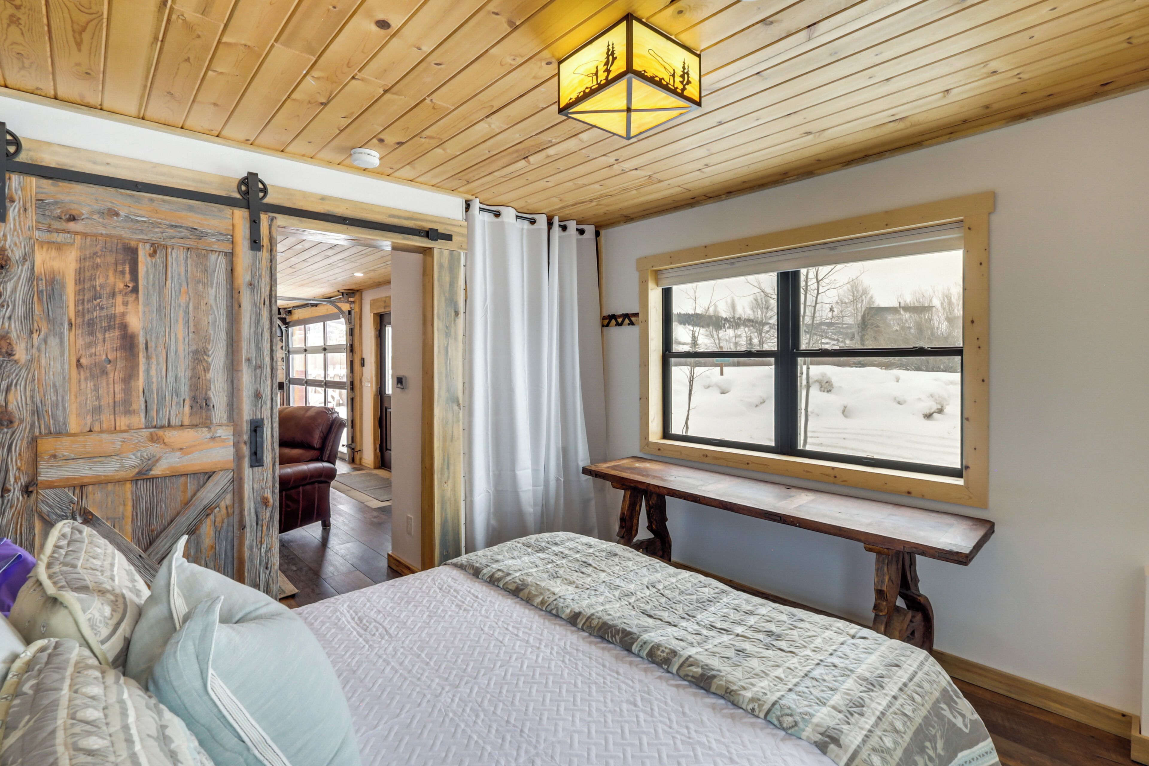 2 chambres, fer et planche à repasser, lit de bébé portatif