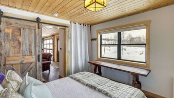 2 chambres, fer et planche à repasser, lit de bébé portatif