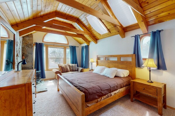 3 bedrooms, iron/ironing board, internet, bed sheets