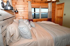 4 soverom, skrivebord, wi-fi (inkludert) og sengetøy