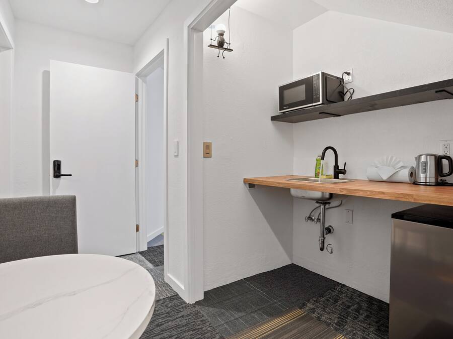 Standard Studio, 1 Queen Bed | Private kitchenette | Coffee/tea maker, dining tables