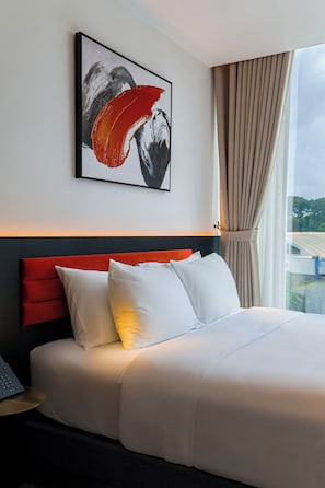 Quarto casal luxo, vista para a cidade | Escrivaninha, espaço de trabalho para notebook, Wi-Fi de cortesia