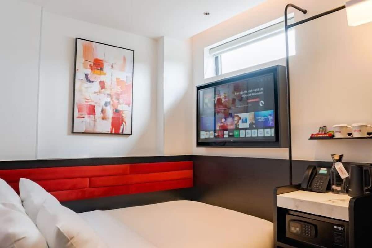Desk, laptop workspace, free WiFi, bed sheets
