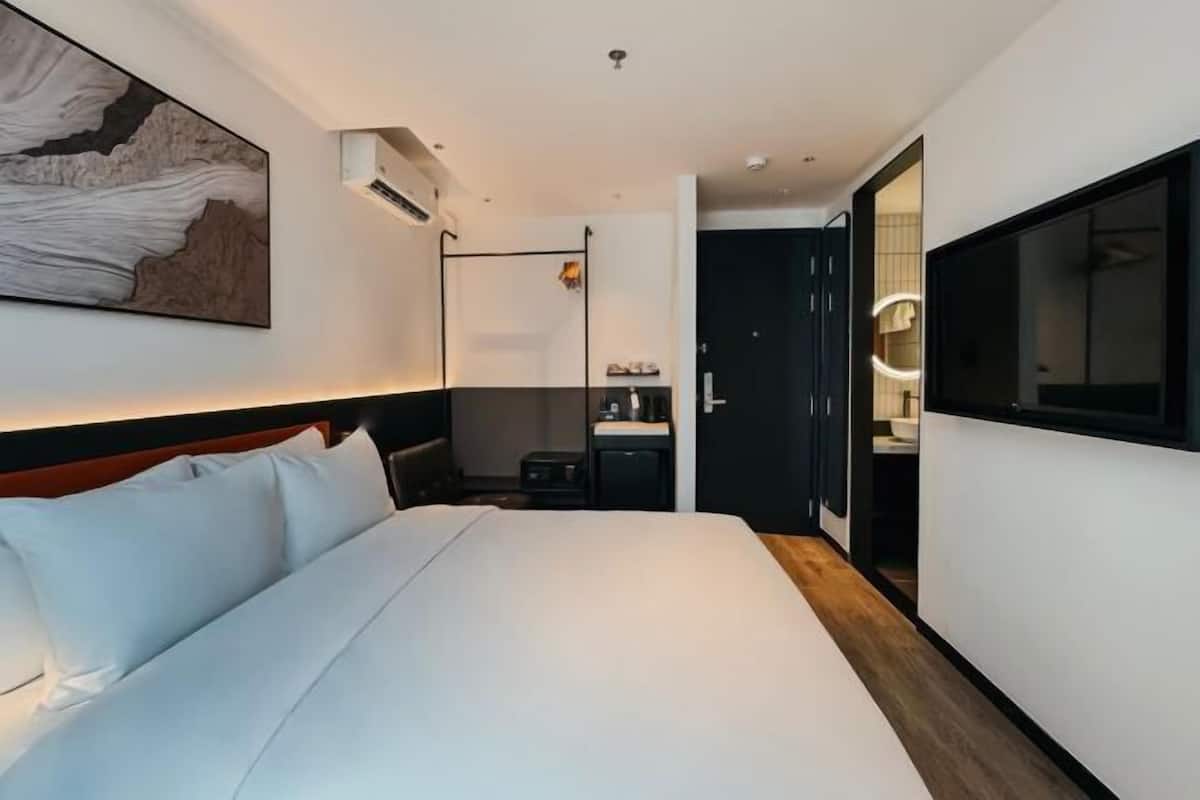 Desk, laptop workspace, free WiFi, bed sheets