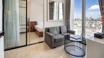 Leilighet – superior, byutsikt | Skrivebord, skrivebord for bærbar PC, blendingsgardiner og lydisolert