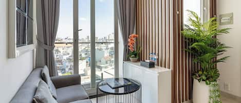 Apartamento superior, vista para a cidade | Área de estar