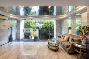 Coin salon dans le hall