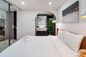 Escritorio, espacio para trabajar con laptop y cortinas blackout 