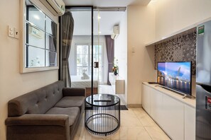 Standard Apartment, City View | Living area