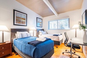 3 slaapkamers, een bureau, een strijkplank/strijkijzer, reisbedje