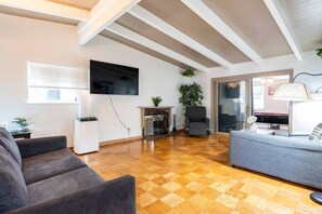 Televisión y oficina 