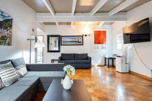 Televisión y oficina 