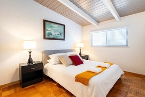 3 soverom, skrivebord, strykejern/-brett og reiseseng for barn