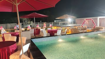 15 outdoor pools