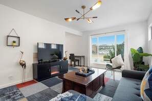 Familie appartement, 3 slaapkamers, keuken | Woonruimte | Een 55-inch ledtelevisie met digitale zenders