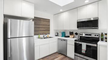 Family Apartment, 3 Bedrooms, Kitchen | Private kitchen