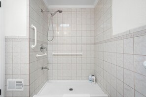 Familienapartment, 3 Schlafzimmer, Küche | Badezimmer