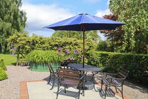 Cottage | Outdoor dining - Garden Cottage (Norwich)