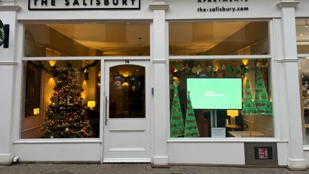 Ein Gebäude mit einem Schild, auf dem 'THE SALISBURY LUXURY HOLIDAY APARTMENTS' und eine Webadresse stehen.