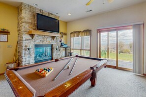 Game room - Spacious house w/shared pool & tennis court, private hot tub, lake view (McHenry)